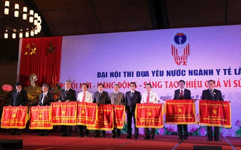 ຮອງນາຍົກລັດຖະມົນຕີຫວູດຶກດາມເຂົ້າຮ່ວມກອງປະຊຸມໃຫຍ່ແຂງຂັນຮັກຊາດຂະແໜງສາທາລະນະສຸກ